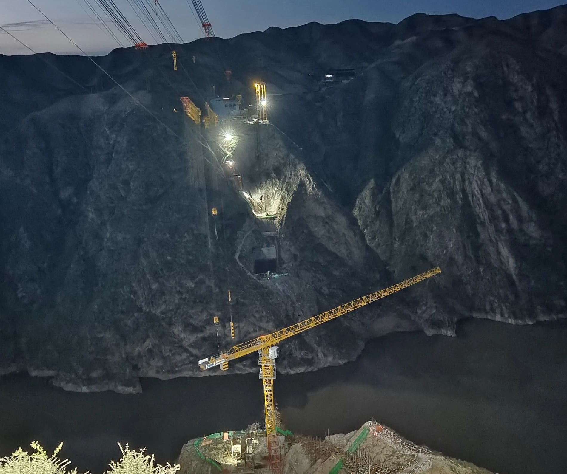 一桥通南北，，，，，，群岭变坦途！优德88江麓塔机助建洮河大桥