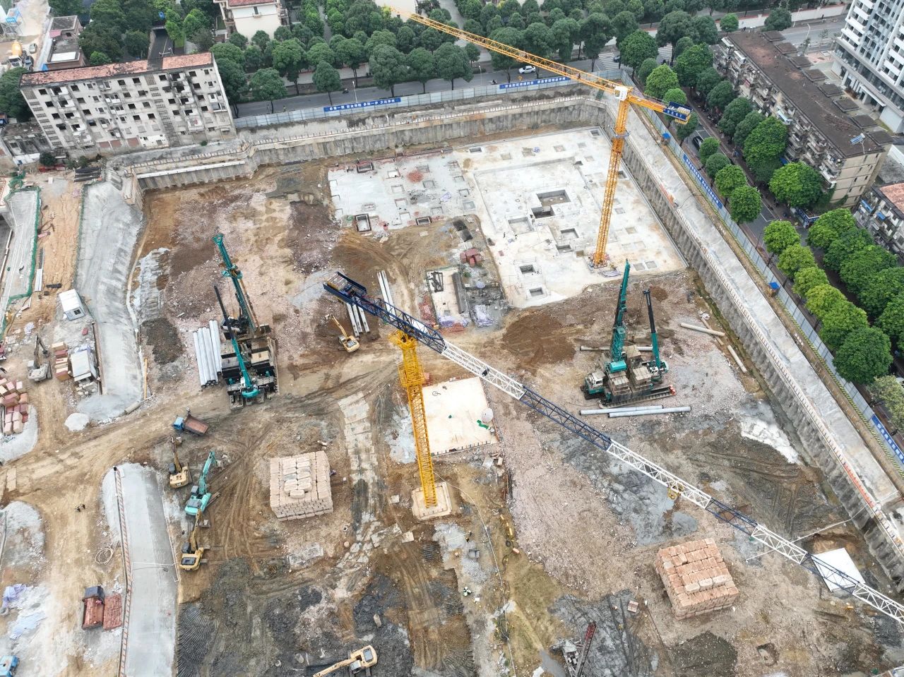 “绿巨人”显神威！优德88智能引孔式静力压桩机助建“绿城”南宁民生项目