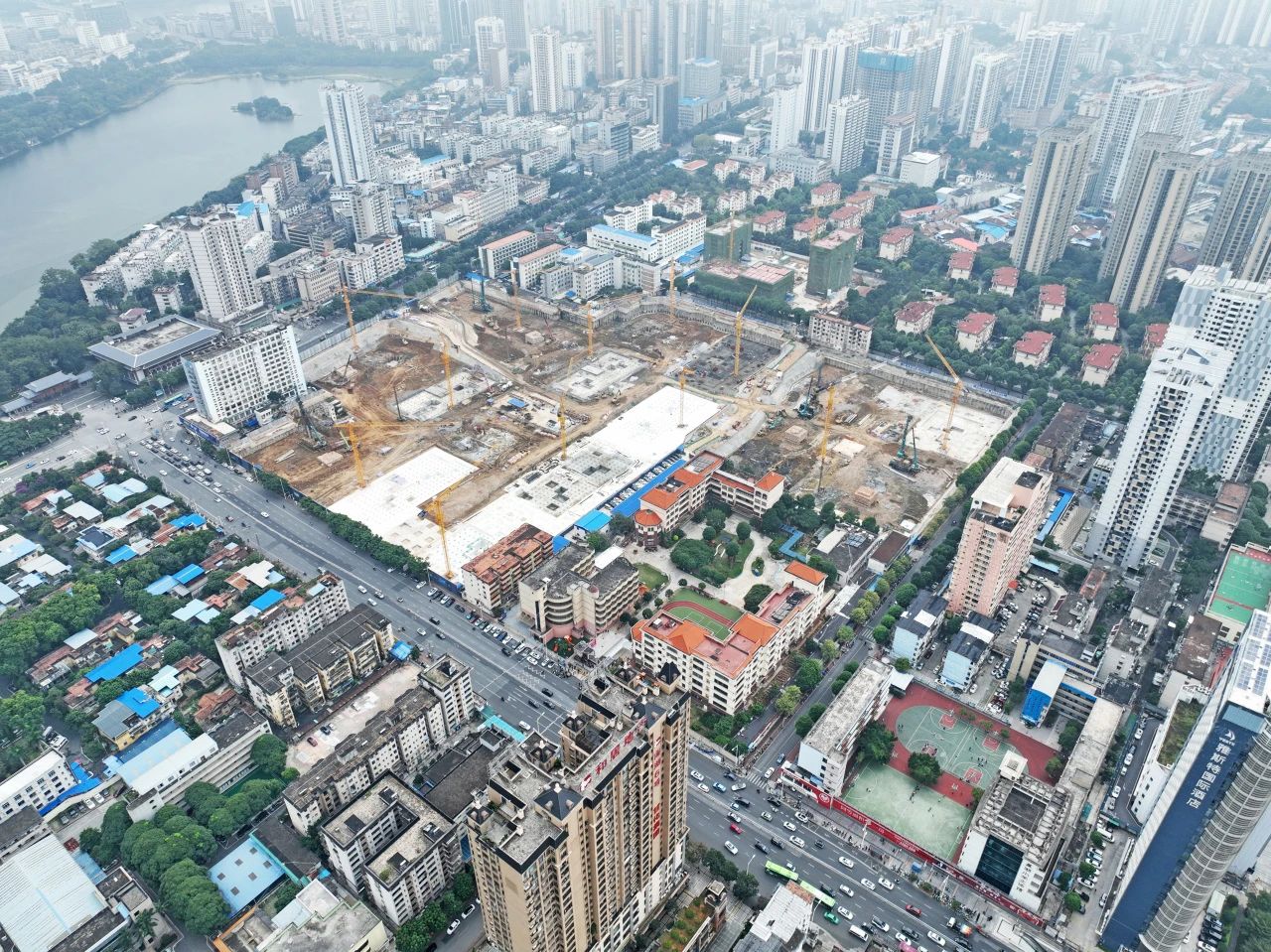 “绿巨人”显神威！优德88智能引孔式静力压桩机助建“绿城”南宁民生项目