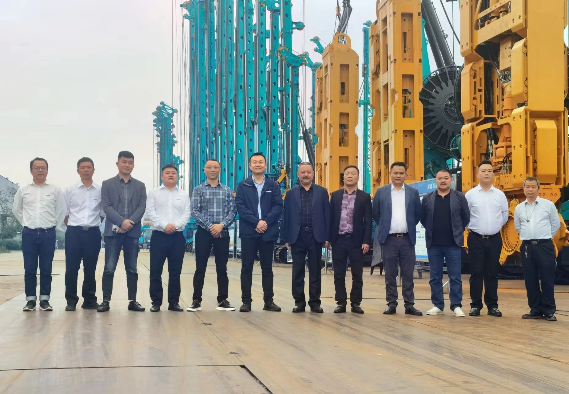 行业严冬现暖阳！现场签购20台旋挖钻机，，，，，优德88智能携手湖南骏牛助力国家电网项目建设
