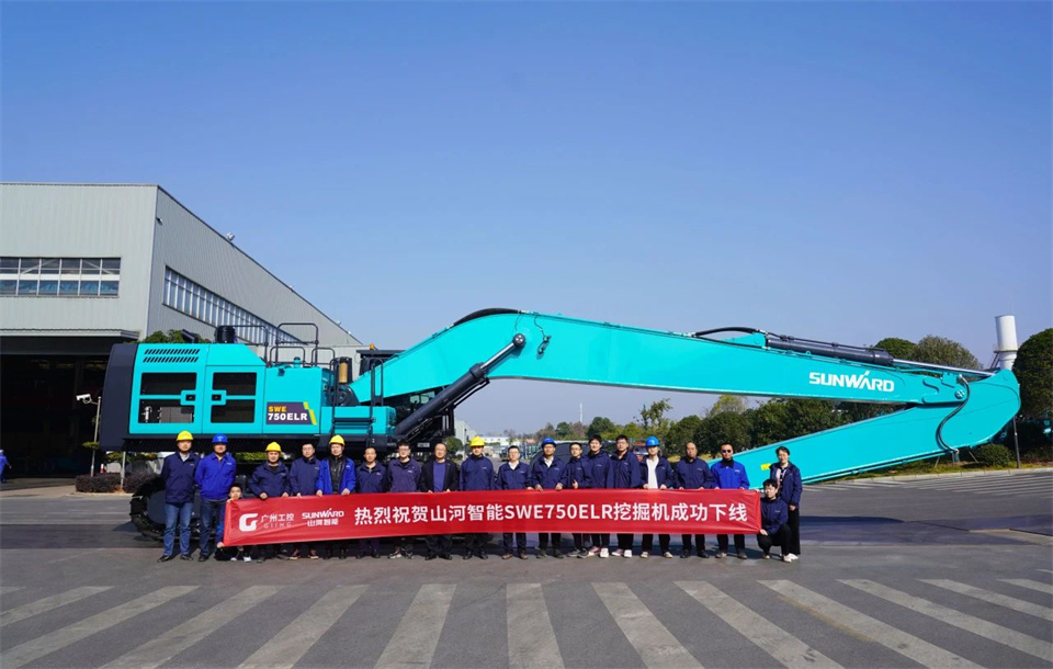 定制开发、功效更强！优德88智能SWE750ELR加长臂液压挖掘机下线交付