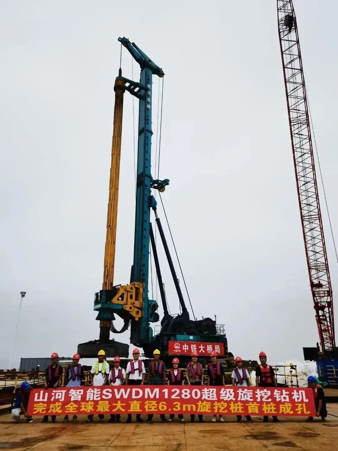 周全告捷！优德88智能超等旋挖钻机圆满完成甬舟铁路西堠门公铁两用大桥桩基施工使命