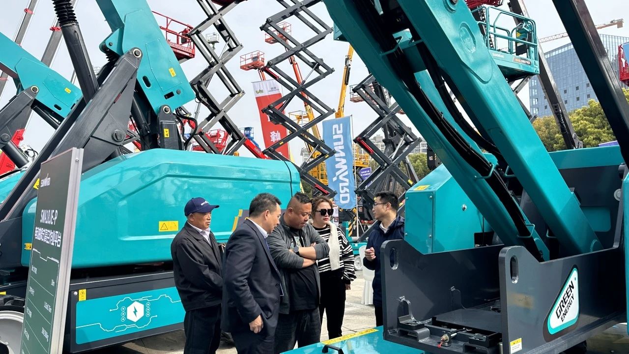 “爆品”来袭，，，，签简单直！ 优德88智能艳服亮相第八届天下高空作业平台租赁大会