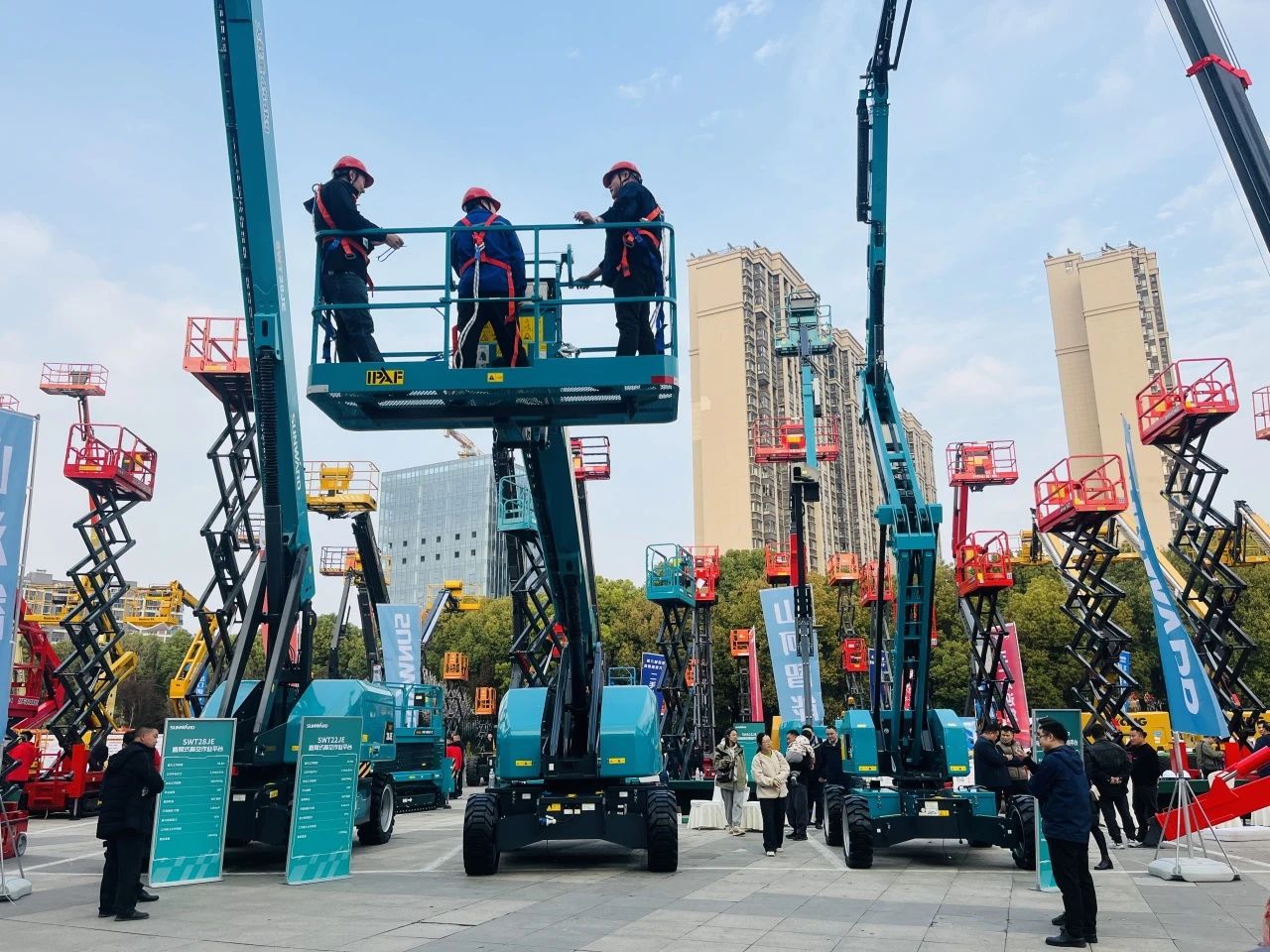 “爆品”来袭，，，，签简单直！ 优德88智能艳服亮相第八届天下高空作业平台租赁大会