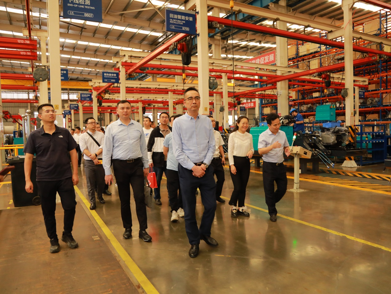 湘潭市工信局带队莅临优德88智能开展智能制造现场观摩交流活动
