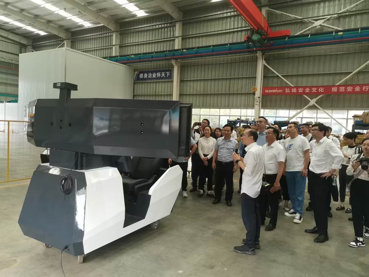 湘潭市工信局带队莅临优德88智能开展智能制造现场观摩交流活动