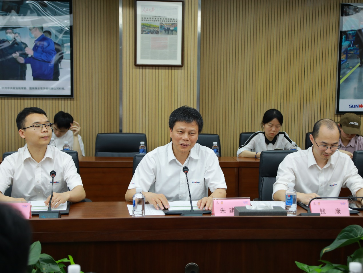 湘潭市工信局带队莅临优德88智能开展智能制造现场观摩交流活动