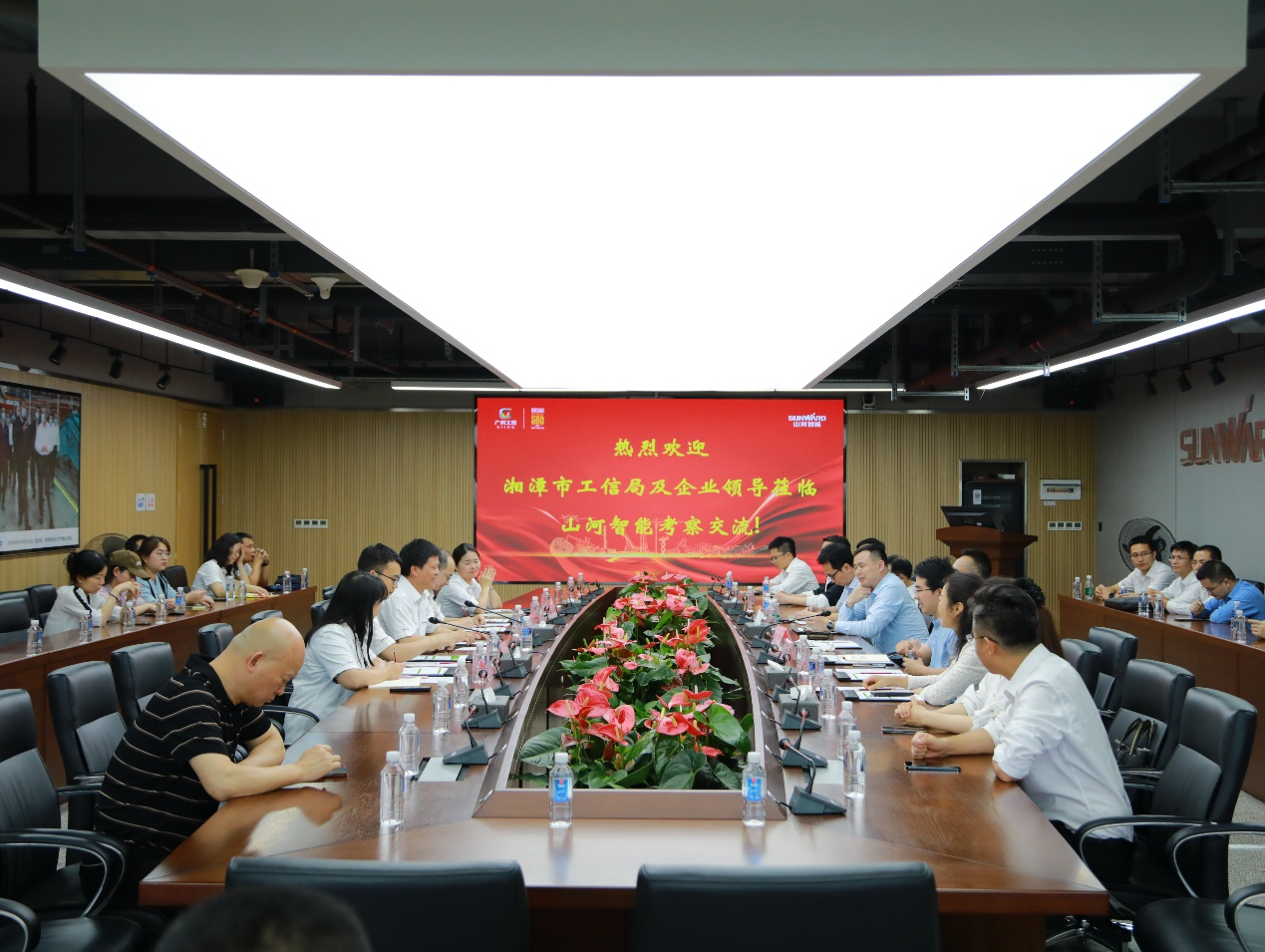 湘潭市工信局带队莅临优德88智能开展智能制造现场观摩交流活动