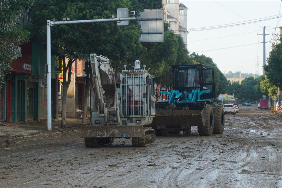 驰援湖南平江抗洪抢险，，，，，共克时艰显继承