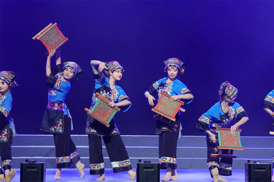 立异引领价值 理想成绩未来——庆祝优德88智能建设25周年表扬大会暨文艺晚会盛大举行