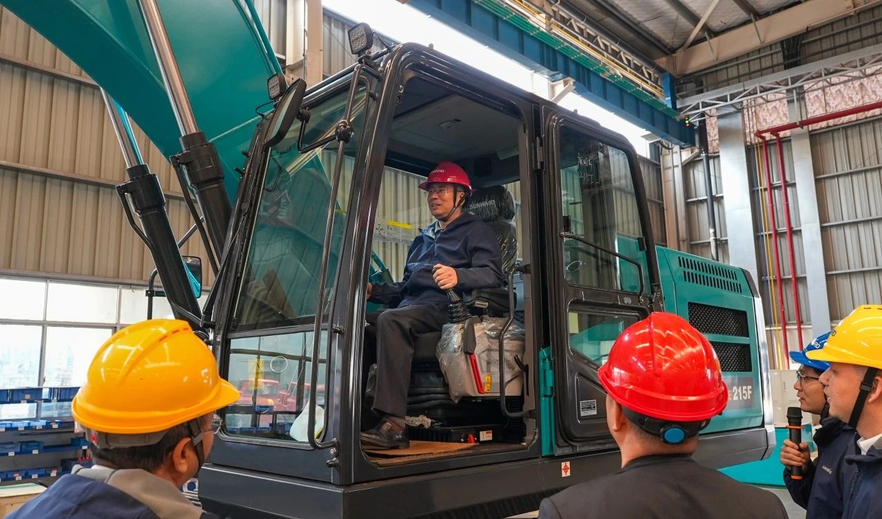 聚焦市场需求，，优德88智能三款精品工程液压挖掘机乐成下线