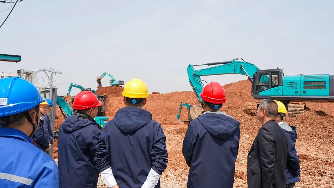 聚焦市场需求，，优德88智能三款精品工程液压挖掘机乐成下线