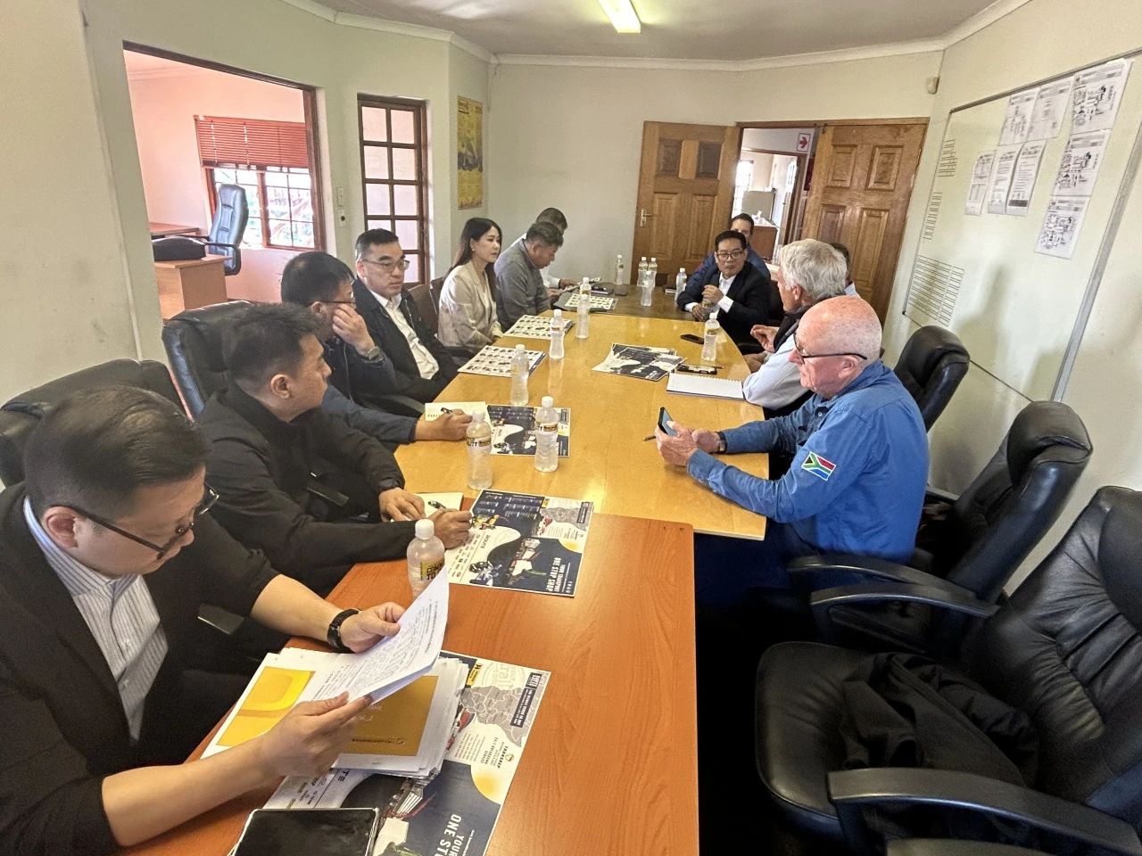 广州工控集团总司理王福铸率队考察优德88智能南非子公司