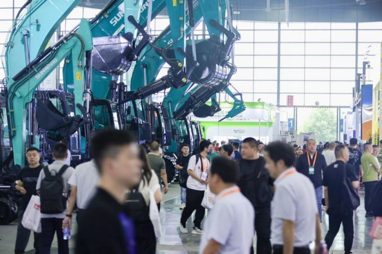 2025 CICEE | 打造极致精品化，，，优德88智能挖掘机“圈粉”长沙展