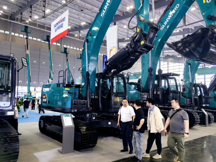 2025 CICEE | 打造极致精品化，，，优德88智能挖掘机“圈粉”长沙展