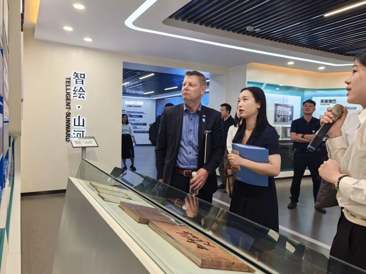 芬兰驻华大使馆商务参赞到访优德88智能