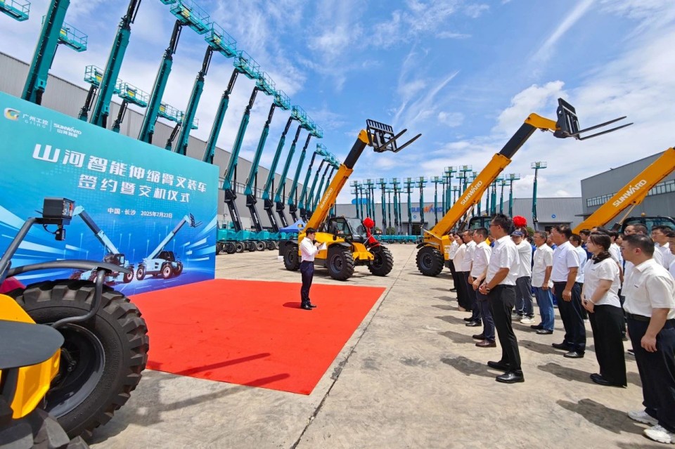 优德88智能伸缩臂叉装车批量交付，，，，即将奔赴新一线