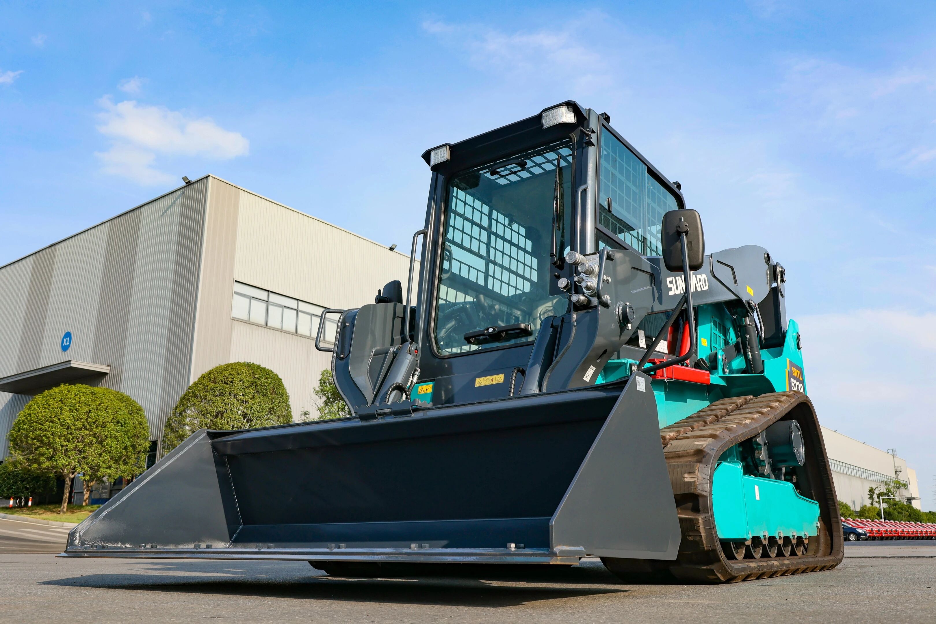 高端装备再获国际认可！优德88智能最大吨位笔直举升履带式滑移装载机批量发往北美