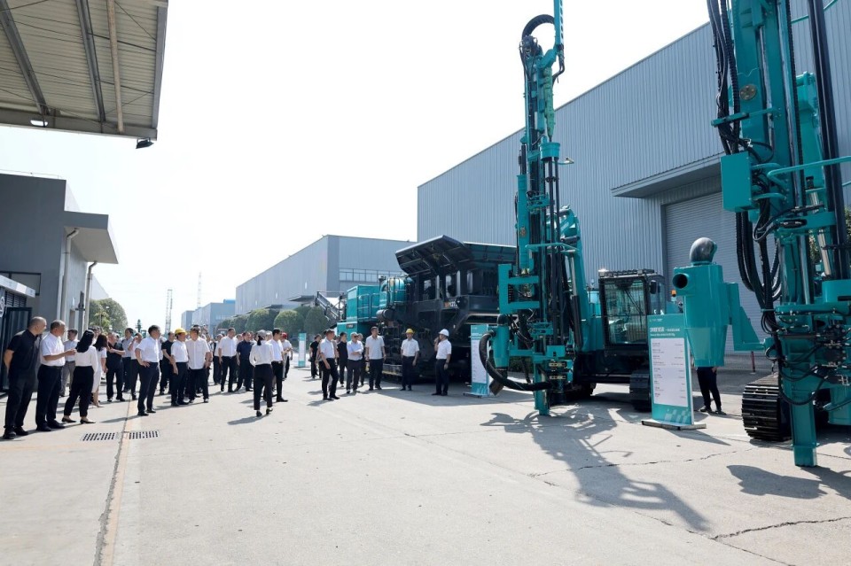 斜井开挖钻护一体化妆备乐成下线，，，，实现地下工程装备重大突破