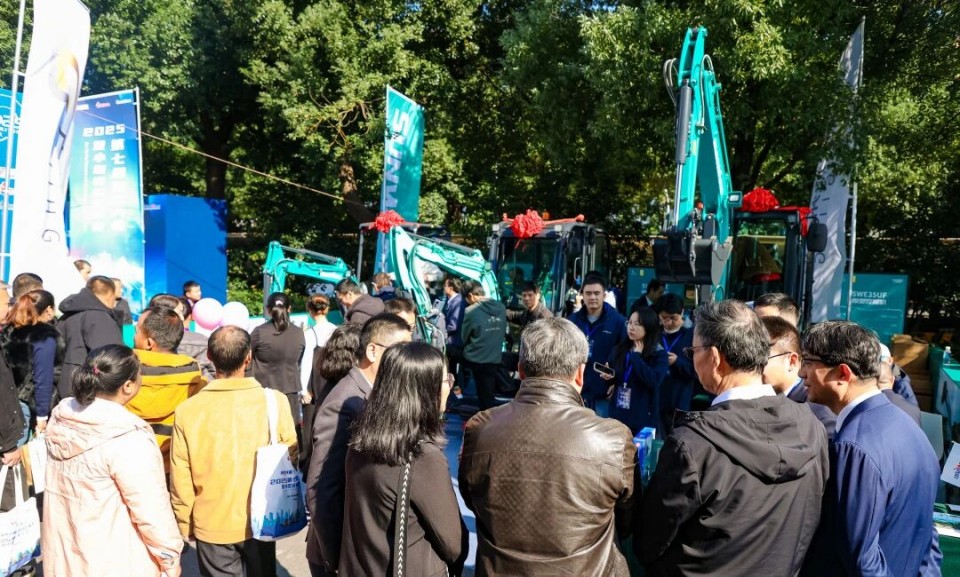 优德88智能微挖“天团”闪灼武汉，，，引领绿色施工潮流