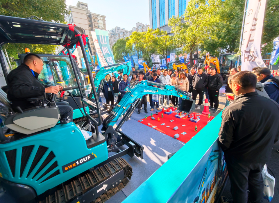 优德88智能微挖“天团”闪灼武汉，，，引领绿色施工潮流