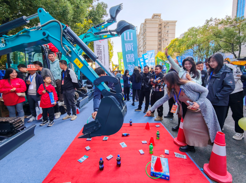 优德88智能微挖“天团”闪灼武汉，，，引领绿色施工潮流