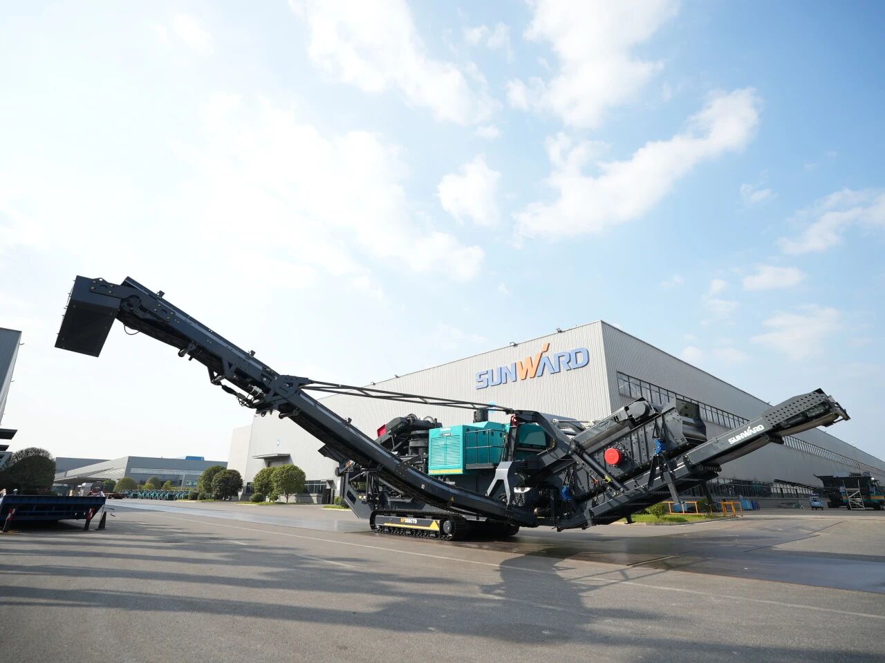 破局国际市场，，，，无惧极寒工况！优德88智能SP300CTD柴电两用圆锥破碎站乐成下线