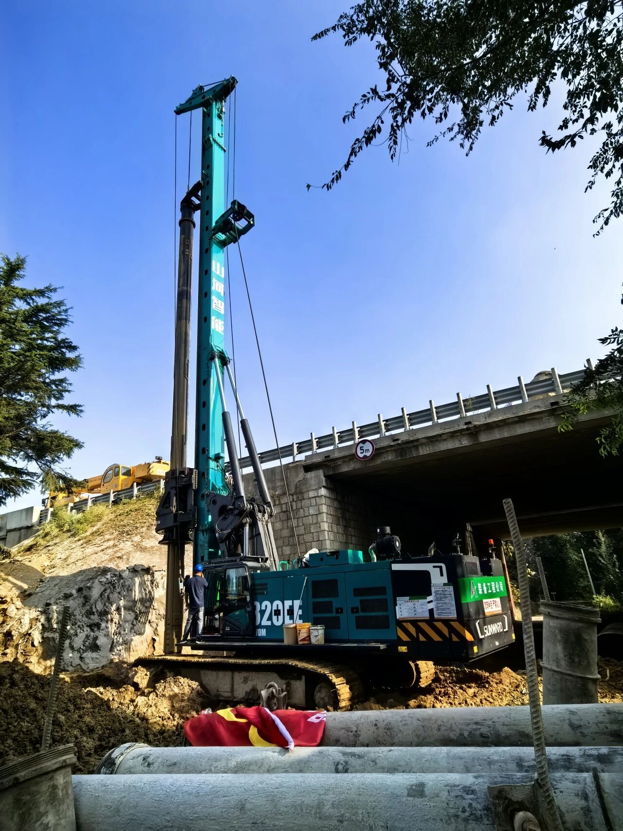 优德88智能增程式电动旋挖钻机助力山东高速建设，，，，，绿色施工效果显著