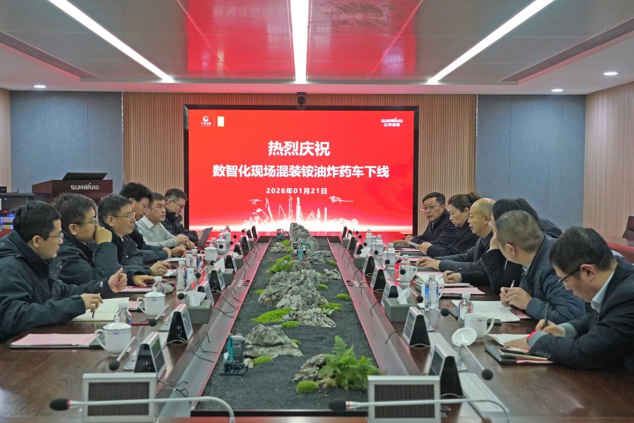 数智化现场混装铵油炸药车下线！优德88智能与易普力携手共筑智能矿山新篇章