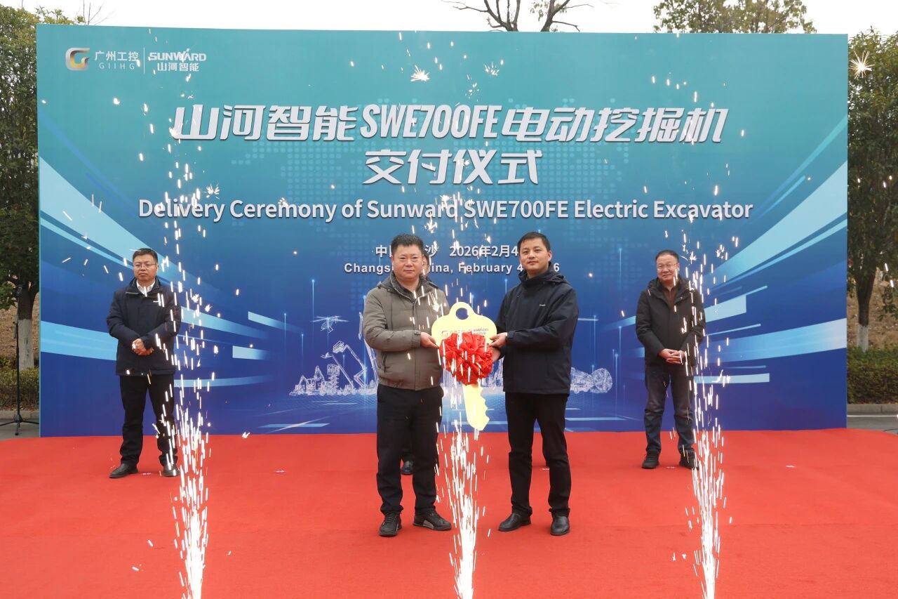 优德88智能SWE700FE电动挖掘机乐成交付，，，助力打造绿色智慧矿山