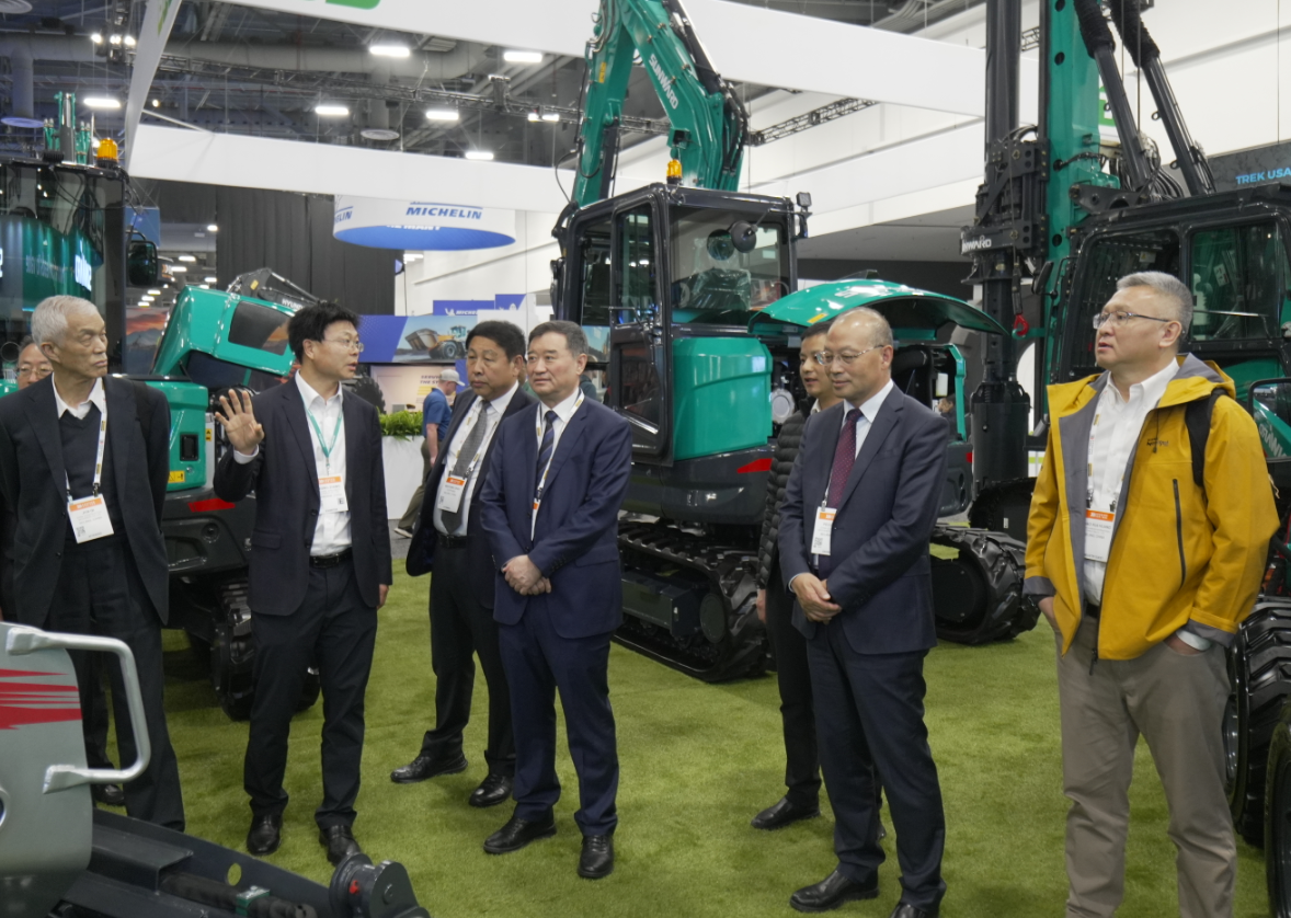 2026美国拉展 | 中国工程机械工业协会会长苏子孟一行到访优德88智能展位