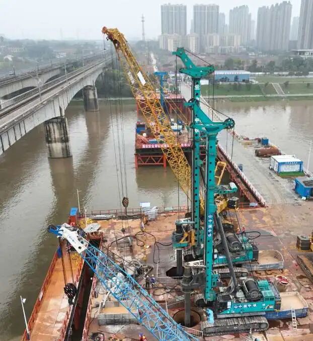啃下“硬骨头”！优德88智能旋挖钻机助力长沙湘江铁路特大桥主墩桩基工程完善收官