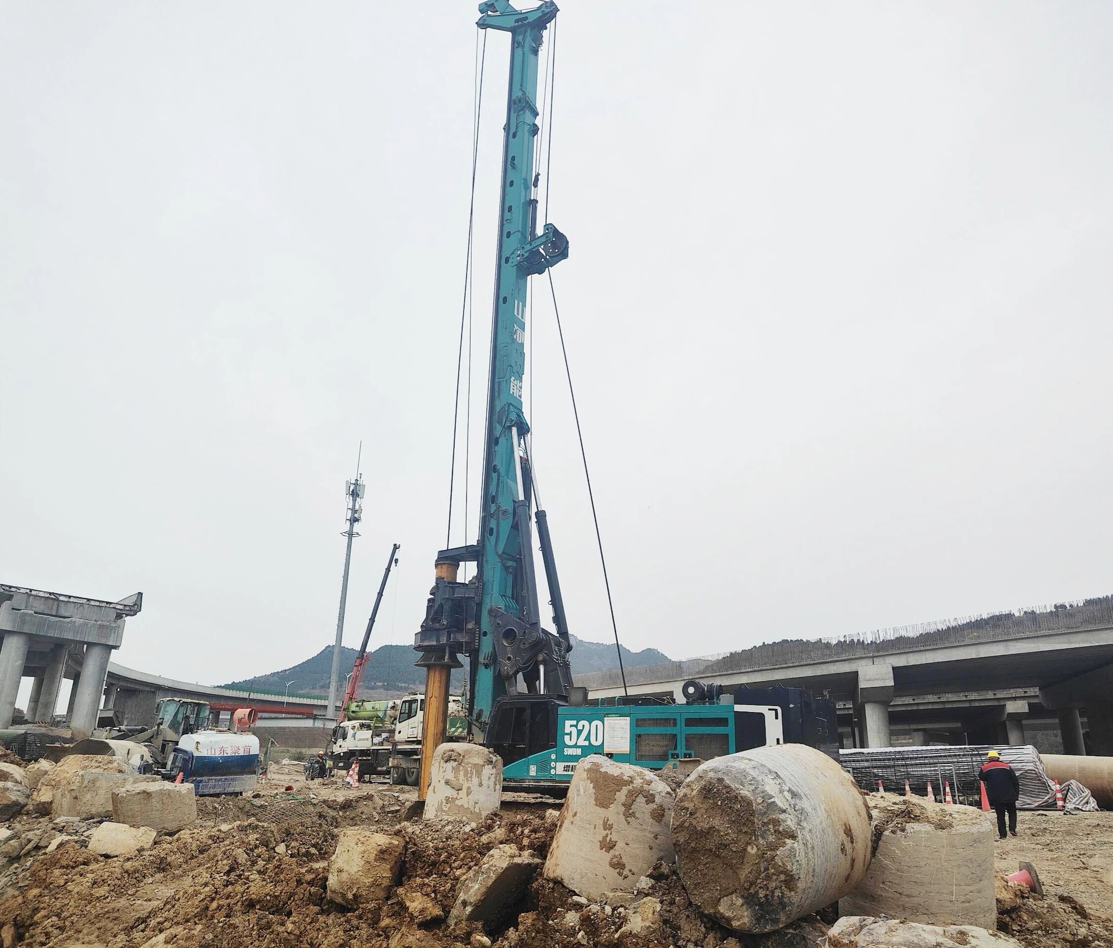 “亮剑”济南绕城改扩建项目，，优德88智能增程式电动旋挖钻机高效入岩受好评