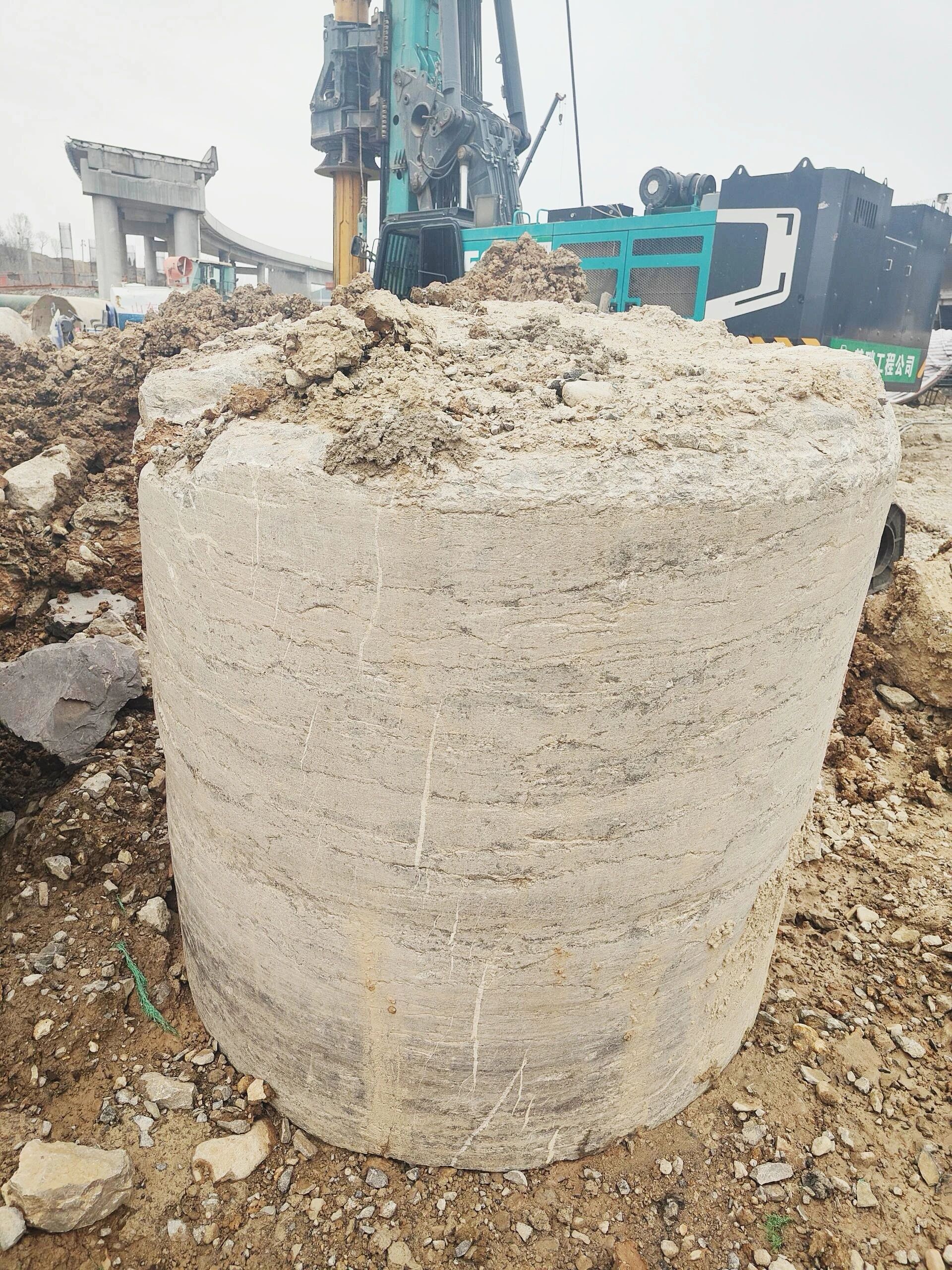 “亮剑”济南绕城改扩建项目，，优德88智能增程式电动旋挖钻机高效入岩受好评